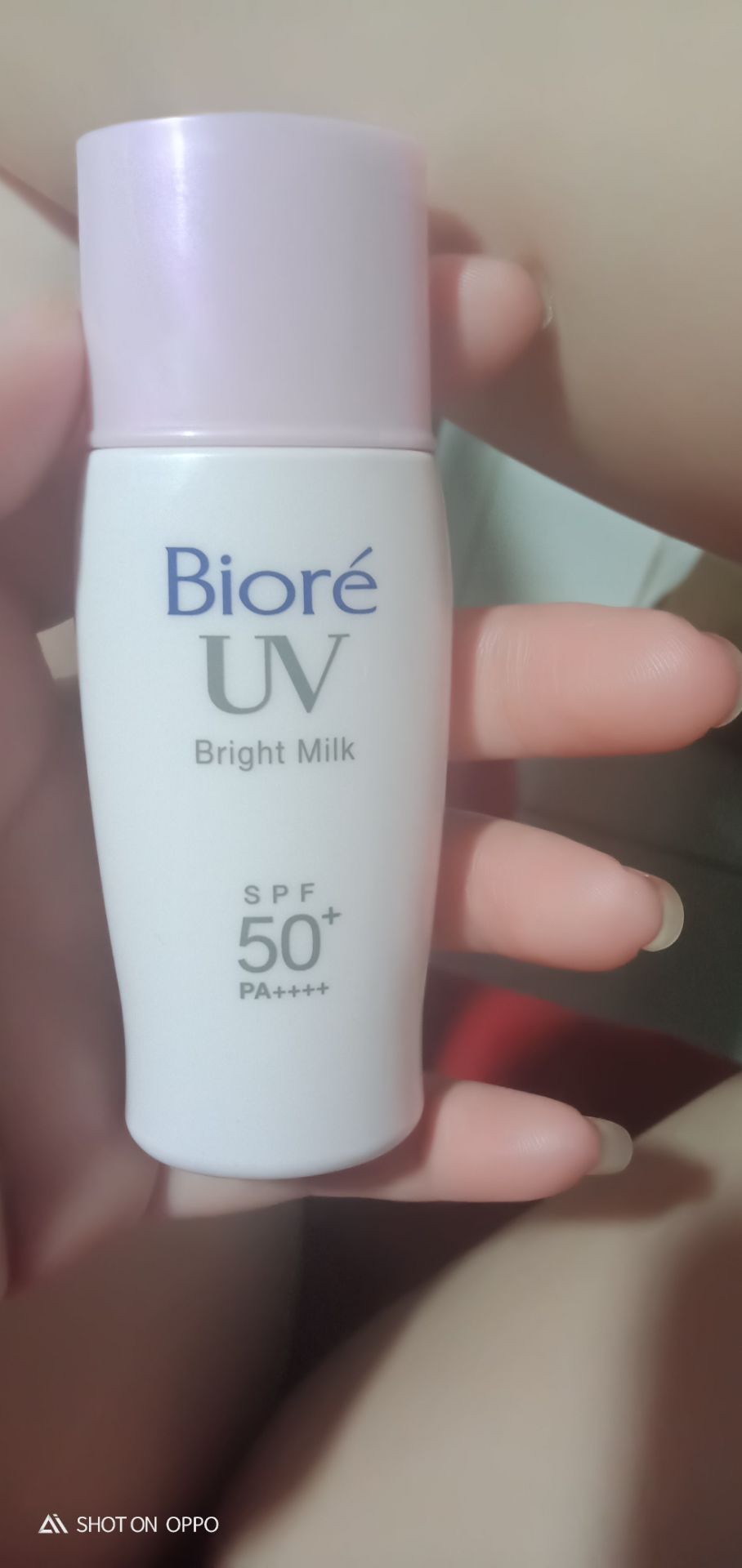 Khả năng kiềm dầu TB, có nâng tông. Tuy nhiên có chứa cồn và hương liệu nên da nhạy cảm cần cân nhắc. Khả năng chống nắng cũng ở mức bình thường thôi. Da dang peel hoặc treatment thì cần lựa chọn những loại tốt hơn như Laroche Posay hoặc vichchi hoặc phải bôi lại sau 2 tiếng ở ngoài trời và cần bôi 1 lớp dày trước 15' khi ra ngoài.