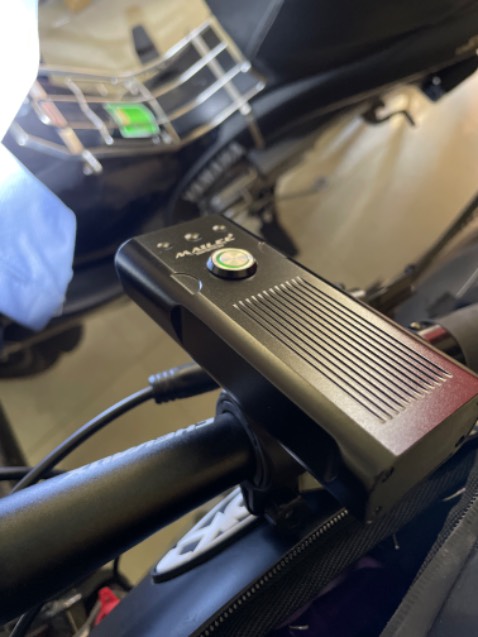 Đèn chính và đèn hậu đều sáng , pin rất khoẻ với nhu cầu của mình, sáng hơn đèn pin nhà dùng nên mất điện dùng ok. Chính sách bảo hành tốt (bị lỗi chân sạc shop gửi cho cái mới, có ship đến tận nhà lấy).  Cả 2 đèn đều cứng cáp, chắc chắn. 
Có điều dù gắn vào khấc rồi nhưng đi chỗ sóc nhiều có thể rơi (khắc phục bằng cách buộc sợi nịt đen vào, vẫn thẩm mỹ mà yên tâm).
Cũng tham khảo cửa hàng nơi mình ở, shoppe, hàng khác trên tiki thấy đây hợp lý nhất :)) Đáng mua với những ai định bỏ vài trăm sắm cái đèn ngon ngon kiểu sáng đủ, pin khoẻ lại đủ trước sau như mình.