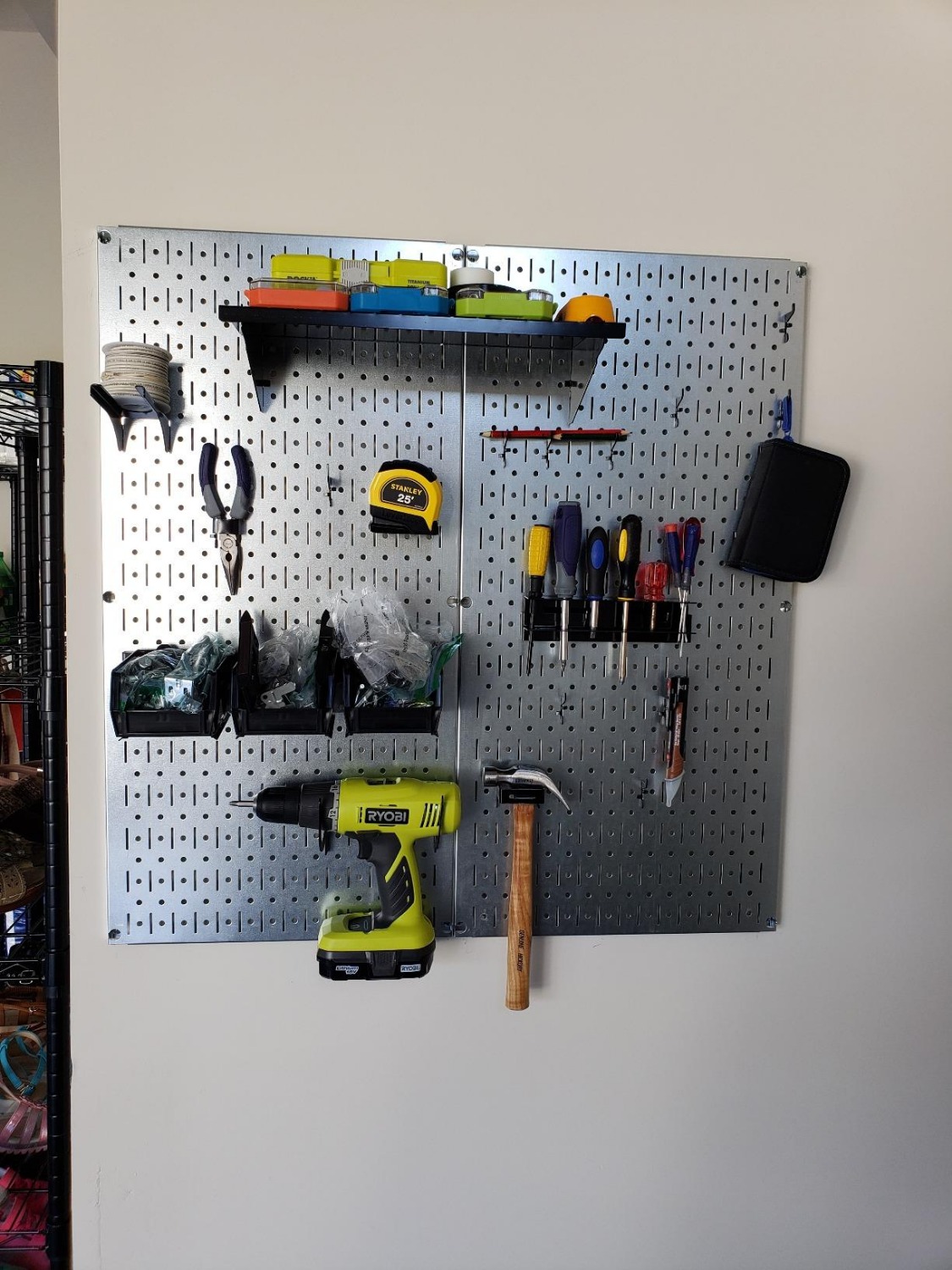Giá cả hợp lý, đáng đồng tiền. CỰC KỲ dễ lắp đặt. Lắp bộ Pegboard 4 bảng lên tường chỉ tốn 20 phút. Rất thích sản phẩm, giúp tôi tổ chức toàn bộ dụng cụ cơ khí trong nhà kho gọn gàng.