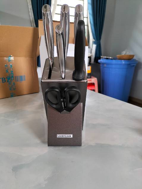 Nghía bộ dao này khá lâu, săn sale mua đc giá 1.160k tặng bộ rổ. Trong bộ dao có 1 con dao chặt xương (thấy ghi chức năng dao trong phần mô tả sp), chặt nhỏ miếng xương cổ... dao bị mẻ răng cưa 1 đoạn... Cảm giác rất buồn vì chất lượng dao tệ quá, còn nếu chỉ để cắt thịt thì mua dao rời 1 - 2 con là đủ xài, cần gì mua nguyên bộ như vậy!