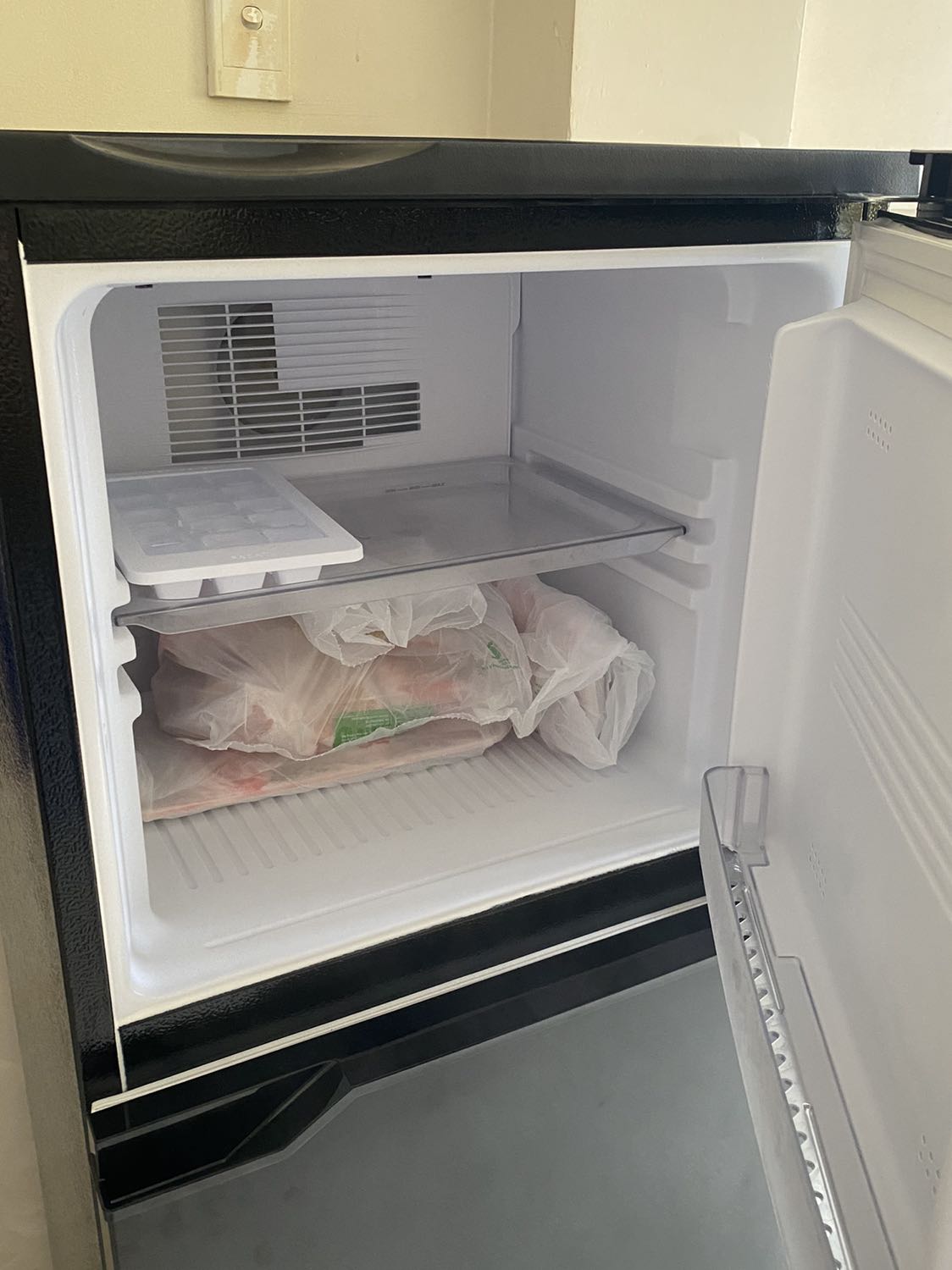 Tủ lạnh chạy êm cực luôn á, đến nỗi không nghe tiếng máy chạy mình còn tưởng hư hay không hoạt động nữa. Hệ thống làm mát ngăn dưới và làm lạnh ngăn trên rất nhanh và hiệu quả luôn. Tủ lạnh mình thấy không có bị quá mùi á nên sau khi để 5 tiếng cho khí gas ổn định thì mình cấm điện không tải thêm 5 tiếng nữa là bỏ đồ vào được rồi á. Ban nào kĩ thì có thể để thời gian lâu hơn cũng được nè