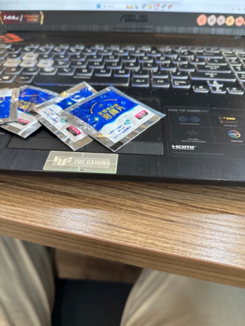 Viên sủi này mình đã sử dụng rất nhiều ròi nên ko cần bàn về chất lượng. Sử dụng tiện lợi, có thể mang đi mọi nơi mà ko cần phải nghĩ xem có bị tốn diện tích hay ko. Xịt lên gạt sạch trơn, 10 điểm cho sản phẩm