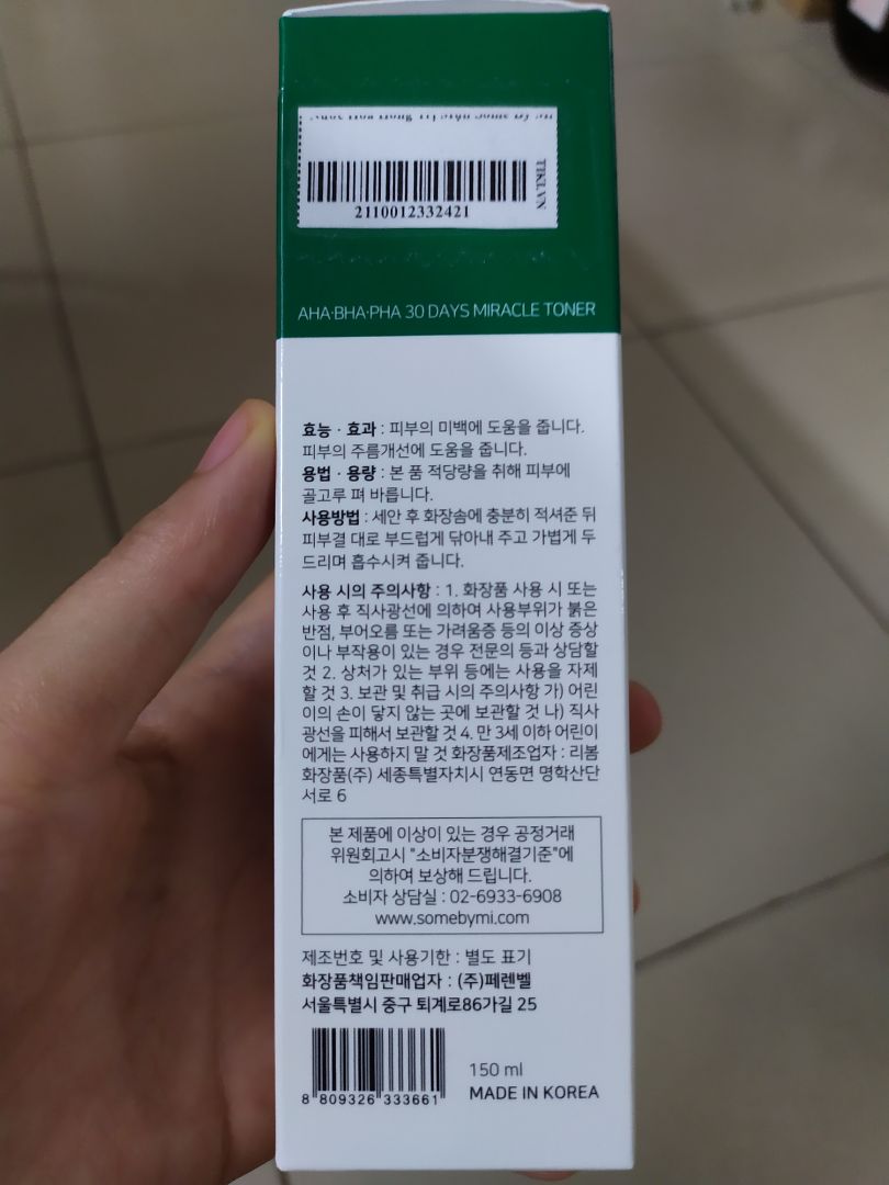 Mình đã mua sp trên gian hàng chính hãng Some by mi trên *** và sử dụng được 1 tháng. Mình bị mụn nhiều, sau khi dùng thì mụn sưng đỏ, mụn ẩn giảm rõ rệt luôn còn mụn đầu đen thì chưa thấy giảm mấy. Qua Tiki Trading thấy sp sale giá tốt hơn nhiều nên mua tiếp để xài.