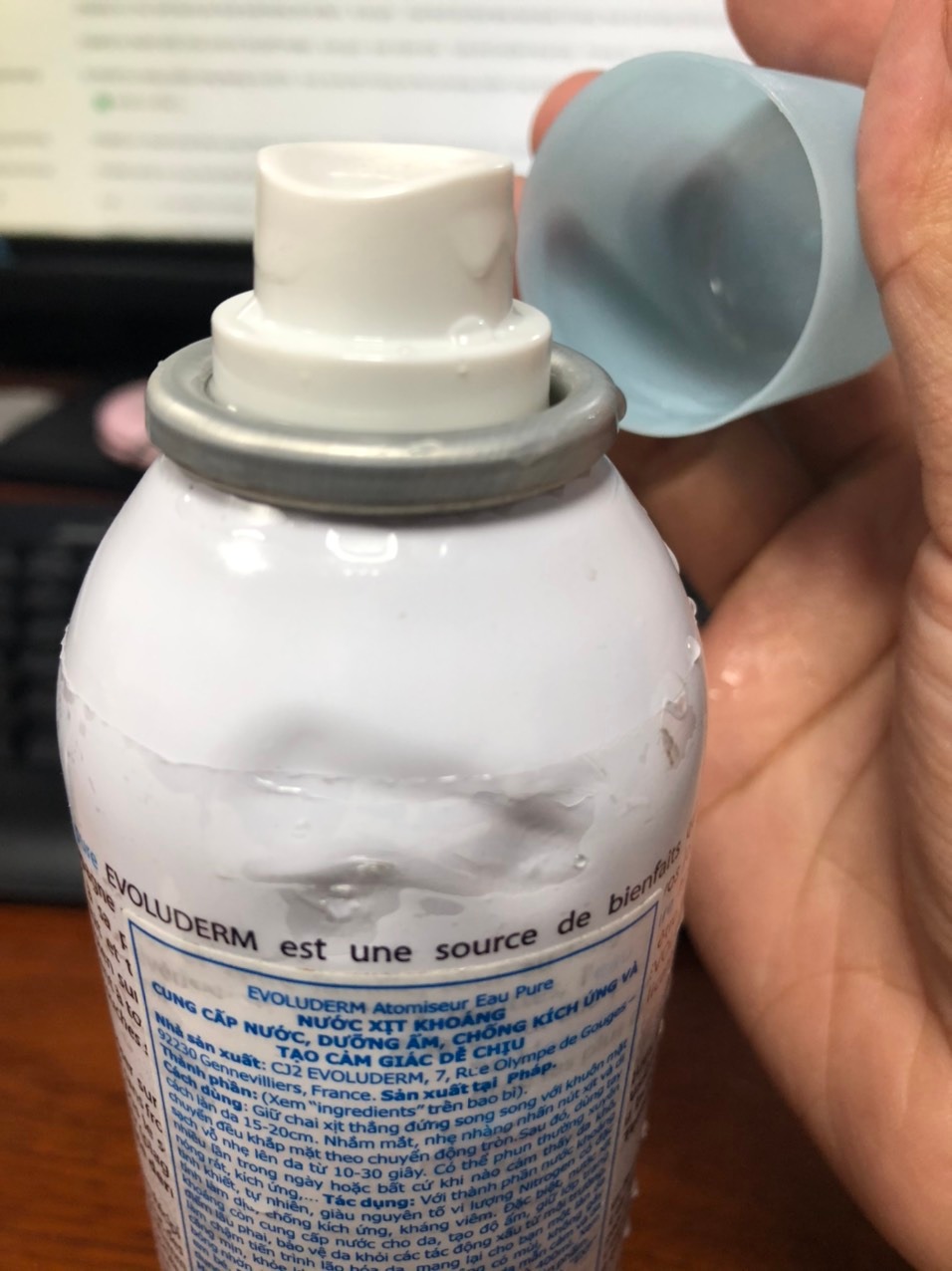 Mình vừa nhận đơn tức thì! Hôm qua anh Ship có gọi nhưng mình bận không nhận được và có hẹn lại sáng nay! Cầm gói hàng móp méo và bị xé 1 ít mình đã không hài lòng nhưng tự an ủi là do lỗi mình nên bao bì sau 1 ngày vận chuyển có thể bị bóp méo. Tuy nhiên, khi mở chai ra thì hỡi ôi, không những chai bóp méo mà nước xịt khoáng còn chảy tung tóe, kiểu như vòi phun đã bị hư chảy nước. Thật sự rất khó chịu!