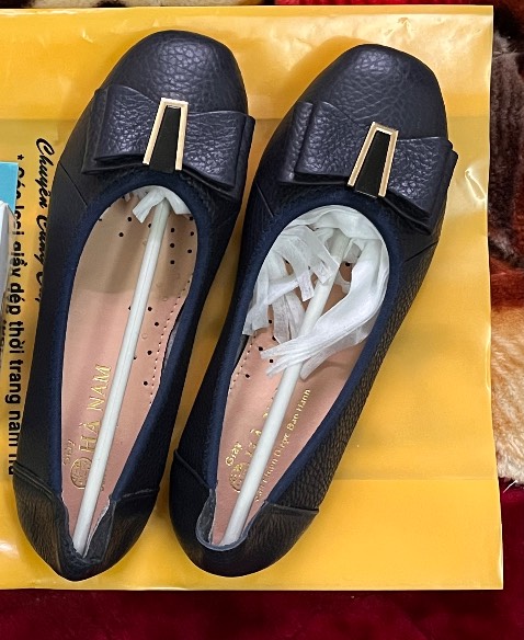 Giày đẹp , chất da tốt tuy nhiên màu bên ngoài xẫm hơn trong ảnh quảng cáo nhiều , đóng gói cẩn thận giao hàng nhanh