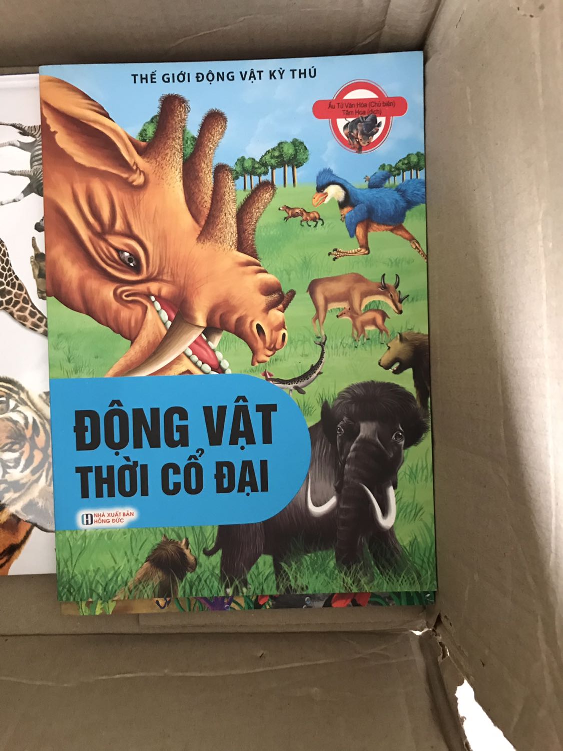 Sách ổn, nhiều nội dung hay. Tuy nhiên có lúc phần hình và chữ nhìn hơi rối. Cần có người lớn hướng dẫn bé xem sách.