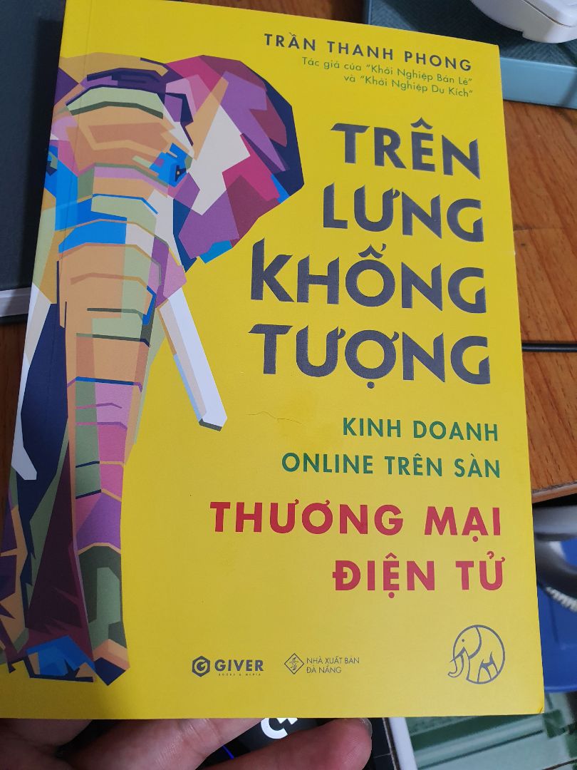 tôi đã từng đọc quyển sách khởi nghiệp bán lẻ và giờ tôi đang tìm hiểu về kinh doanh online thì thấy quyển sách này. quyển sách thật tuyệt với,  nó làm tôi sáng tỏ rất nhiều điều và giúp tôi hiểu rằng kinh doanh trên sàn TMĐT ko khó như tôi tưởng. cảm ơn tác giả nhiều lắm.