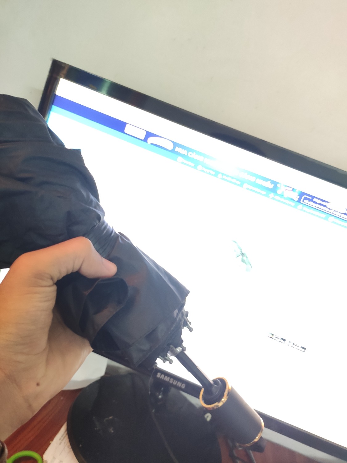 trên ảnh là dù bấm tự mợ nhưng giao lại là dù ko có nút bấm quá thật vọng từng mua 1 lần r lần 2 giao như vậy! chúc shop thành công trong việc bán hàng! =))