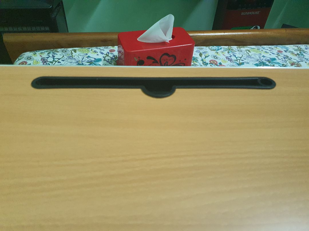 mình nhận được bàn rồi thì mình hài lòng về chất lượng sản phẩm tuy nhiên có một số chỗ Chắc là do vận chuyển nên bị móp và bị méo. Nhưng cũng tạm chấp nhận được với giá tiền như thế này. Nói chung là bàn chắc chắn.