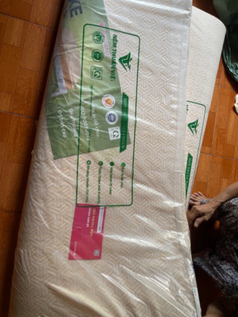 Nhìn sản phẩm khá ổn, do mới nên còn mùi cao su, tuy nhiên trên góc sp có hạt đen ko biết là mụi than hay gì, shop đăng tin khuyến mãi ( trên ảnh ghi có tặng, trong mô tả không có nói mua nệm dày bao nhiêu được tặng, mua rồi không thấy tặng hỏi lại thì mới biết) chưa ghi rõ ràng lắm dễ gây hiểu lầm cho khách hàng