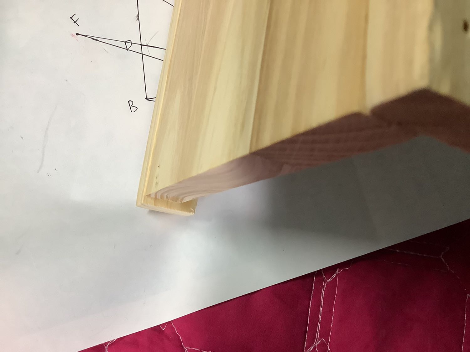 Chất liệu gỗ thì tốt nhưng không giống hình, dán bị lệch , còn có khe hở, không biết lâu dài có bị tróc ra không ?