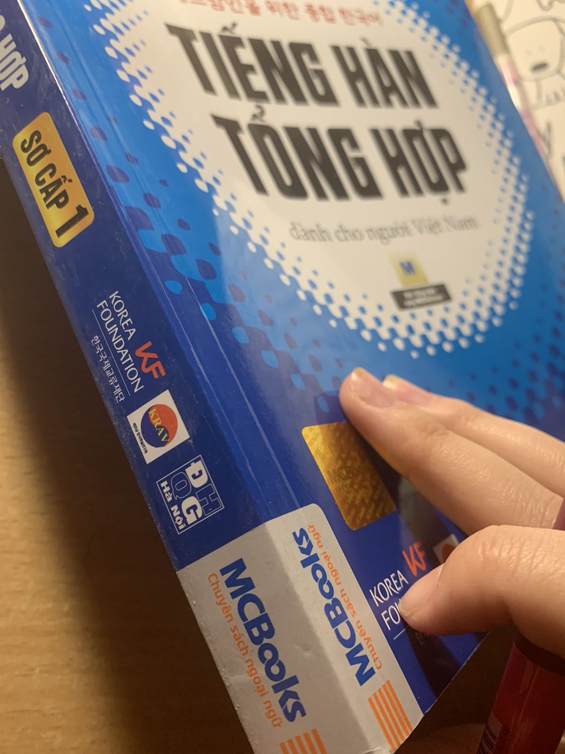 Sách giao rất nhanh, đóng gói cẩn thận. Sách đẹp, có mã qr để học nghe và nói trên app, có nhiều btap để luyện tập. Mua sách thì lên Tiki là chuẩn nhất rồi. Sách giao rất nhanh, đóng gói cẩn thận. Sách đẹp, có mã qr để học nghe và nói trên app, có nhiều btap để luyện tập. Mua sách thì lên Tiki là chuẩn nhất rồi.