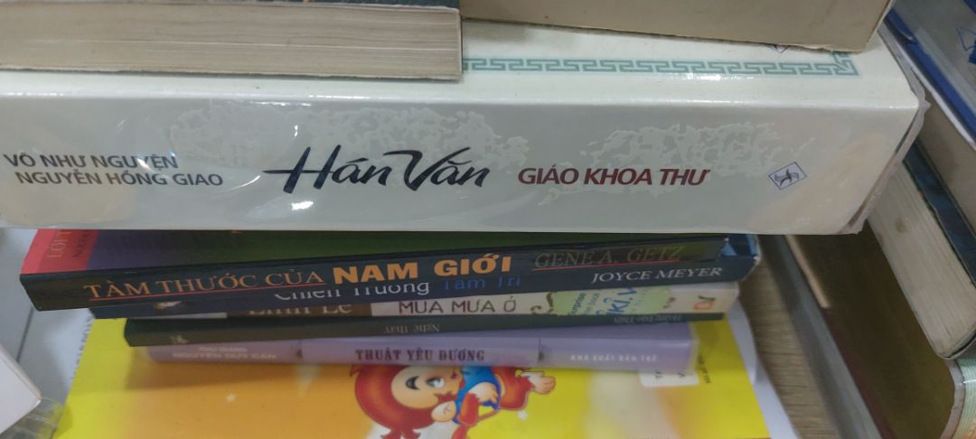 vận chuyển nhanh , sách còn nguyên vẹn , sách in theo kểu cũ,  giấy không trắng lắm, nội dung rất hay 👍