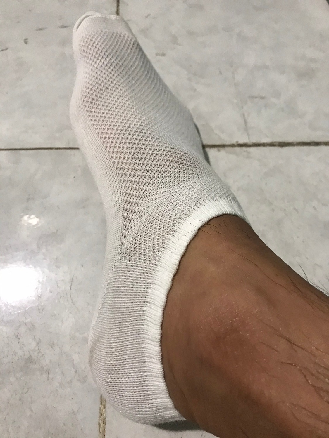 Đóng gói đẹp,nhân viên giao hàng nhiệt tình, Nhưng ...
Tất lười thì nói luôn đi, treo đầu dê bán thịt chó.Vừa mỏng, vừa chật, vừa ngắn. Trước giờ mình mua hàng trên tiki cũng nhiều, chất lượng tốt nhưng riêng món này thì thua. Chẳng lẽ 73K mà phải đổi trả thì rắc rối, mất thời gian quá. Thôi... cho vợ mang, nhưng niềm tin vào tiki sẽ giảm