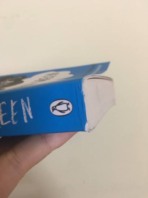 Quá xinh, quá tuyệt vời, xin cảm ơn! Tuy nhiên, mình thấy trước khi mua Tiki sẽ hỗ trợ tặng thêm mình bookcare á, mà về lại chẳng thấy đâu, và ở bìa sách thì lại gặp lỗi nhỏ như hình mình để dưới T.T Nhưng mà thui, mấy cái lỗi đó kh đáng kể, vì yêu em nên chị tha thứ, quan trọng là ở nội dung câu chuyện mà tác giả ẩn chứa bên trong từng từ ngữ, câu văn. Và trước khi rước em nó về thì mình cũng tìm hiểu qua cuốn này rồi, dù chưa đọc nhưng đây đã từng là một kiệt tác của nền văn học Mỹ.