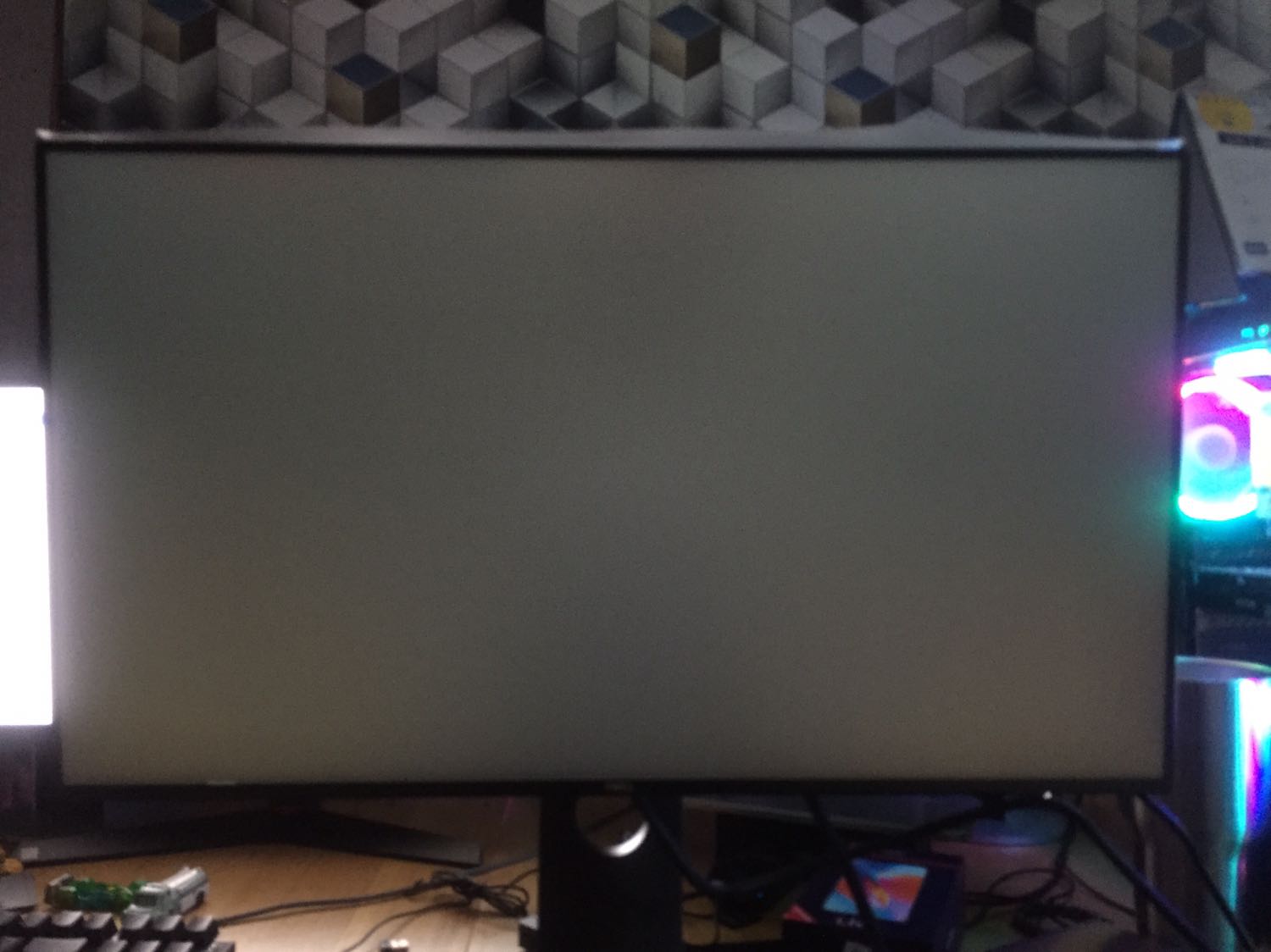 - Màn hình hở sáng nhẹ nhưng ko sao. Nhưng k hiểu sao màn hình nó cứ ám vàng vàng cộng thêm xanh lá. Nói chung màu nó ko được trong cho lắm. Không biết lỗi hay là đặc trưng màn dell là vậy. Mình check bảo hành thì thấy đã kích từ tháng 10. Vậy là trôi bảo hành tận 1 tháng rồi. 
- Đơn vị phân phối là petro gì gì đó nhập hàng về. Keo thì 1 lớp đã cắt ra. Rồi dán lại bằng keo của nhà phân phối. 
- Đóng hàng tiki kì này khá tệ. Chỉ chi 1 lớp mút ép 1 bên màn hình. Vận chuyển tới mình hộp bị móp sơ hết rồi
- Điều cuối cùng mong mọi người giải đáp là màn hình dell có bị ám vàng ko. Cần phải cân chỉnh lại hay là nguyên thuỷ màn đã đẹp sẵn ko cần tinh chỉnh. Cám ơn mọi người đọc bài đánh giá của em.