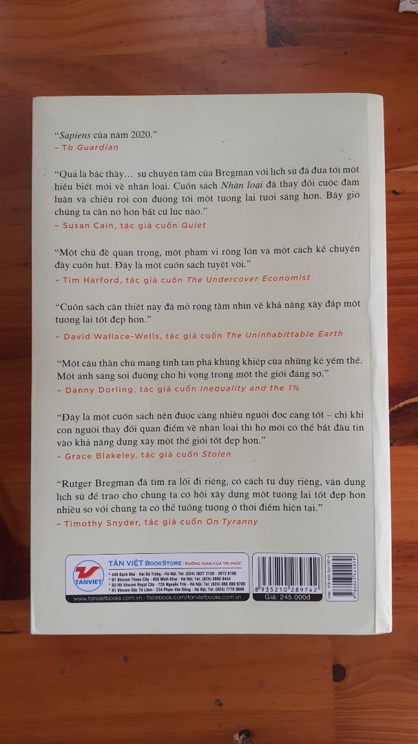 Như một đồng minh của Rousseau, cuốn sách là một áng văn chứng minh cho bản tính lương thiện của nhân loại. Bằng những nghiên cứu và số liệu xác thực, tác giả mang đến một góc nhìn phổ phát về bản chất cốt lõi của loài người qua những lĩnh vực như giáo dục, tội phạm, chính trị.