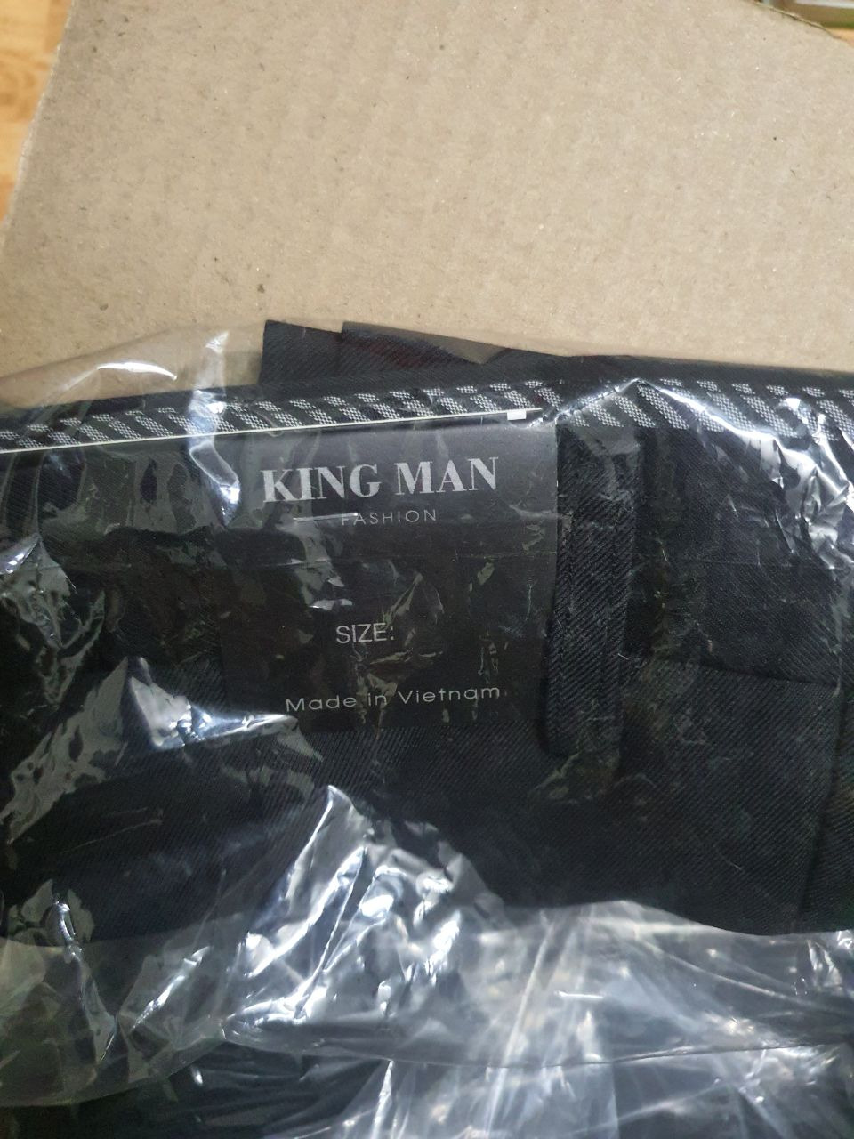 Tên hàng là "Quần Tây Nam VFASHION VFS0014 - Đen" nhưng mình nhận được là "King Man"