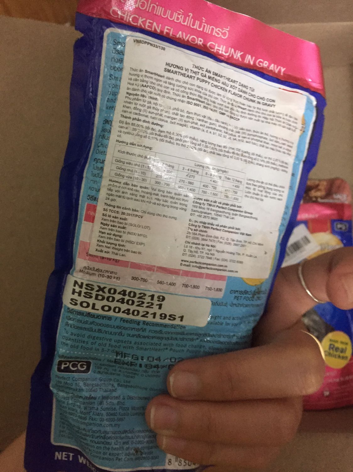 Mình nhận dc hàng thì vô cùng k ưng , mua 2 túi , 1 túi thì bị bóc ra như ảnh , 1 túi thì nhàu nát như có ai bóp , bên trong lỏng như nước chứ k còn dc viên viên như túi bị bóc , hàng vậy mà cũng giao cho khách được ???