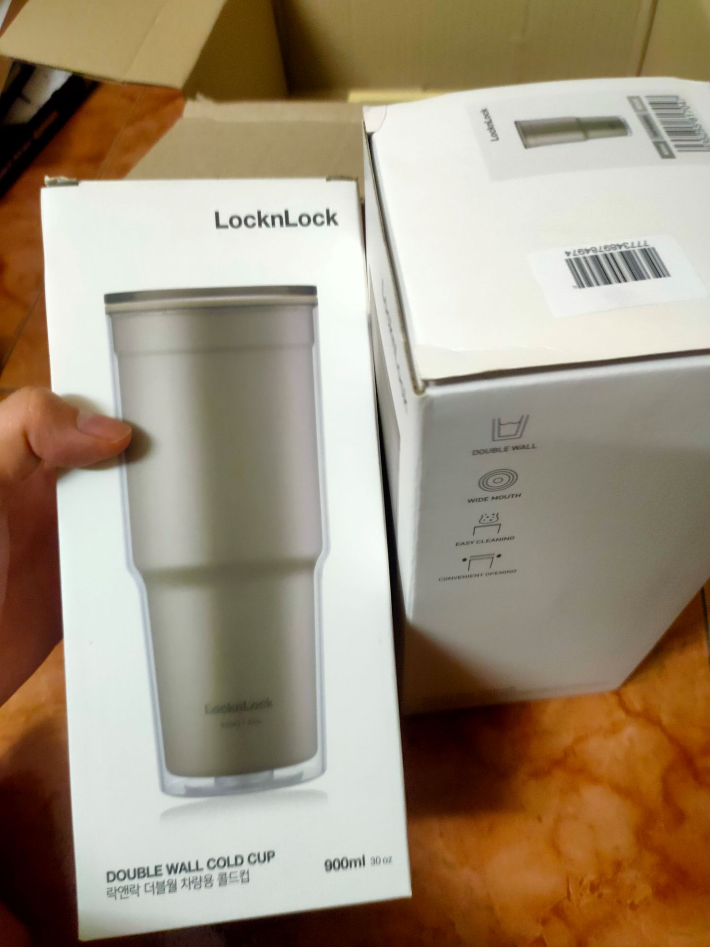 Giao hàng hộp hơi mốp nhưng bên trong ko bị gì. Ly xài ổn, thiết kế đẹp, dễ rửa. Điểm trừ là nắp thiết kế ko kín (có cái lỗ uống nước, nhưng ko có gì đậy lại), nên dễ bị đổ nước