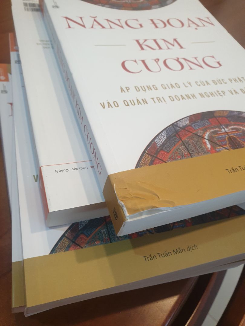 mua 5 cuốn thì có 1 cuốn bị bong gáy sách như hình, hộp bọc sách ọp ẹp. 
Mong lần sau mua sách, nhà sách sẽ bọc sách kĩ càng hơn