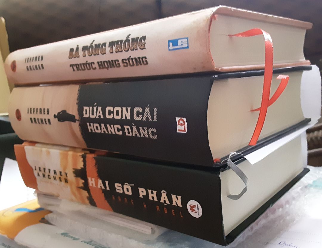 Phần ba này xoay quanh đặc vụ nhiều hơn, chính trị cũng nhiều nữa, Florentyna thì ít. Lần đọc này mình thấy k thích cuốn này lắm, dừng lại ở tập 2 - Đứa con gái hoang đàng - là được rồi. Sách có vài ba lỗi chính tả, dịch không hay và cuốn bằng 2 tập trước, nhiều chỗ dịch là "anh ấy" hoặc "ông ấy" mà mình thấy bỏ từ "ấy" đi thì sẽ hay hơn. Nếu bạn tò mò hay vì thích 2 tập trước mà muốn đọc tiếp như mình thì cứ mua nhé, đọc cũng được, cũng thêm chút kiến thức dù mình chưa check xem có đúng k, nhưng chắc đúng :v với lại có thể bạn sẽ thích. Nhưng thực sự mình thấy k thỏa mãn với tập này lắm, nếu biết trước thì mình nghĩ mình sẽ k mua.