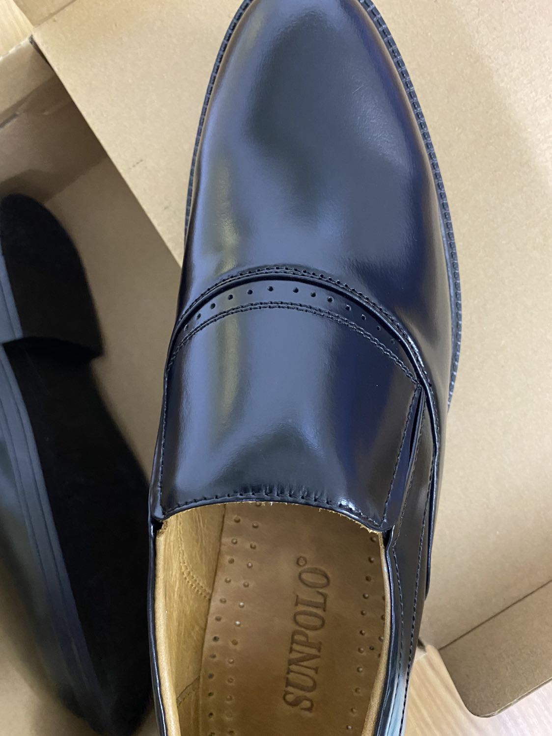 Phải nói rất đẹp rất bóng bẩy đúng giày tây lịch thiệp, da bò thật và rất đẹp, đế giày dày dặn, đường may mũi chỉ đẹp và chắc, 5 sao nên trải nghiệm