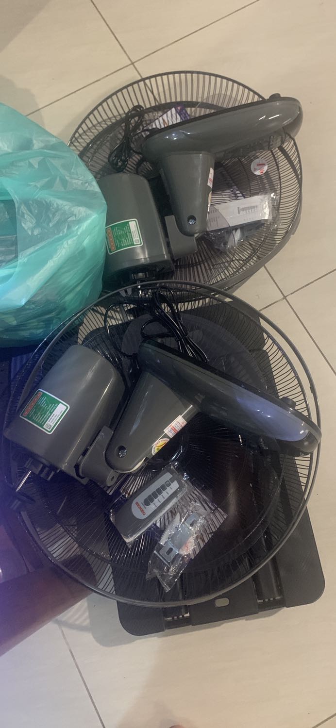 Quạt đóng gói cẩn thận, đúng màu, bên trong ko bị bể vỡ gì, chưa *** quạt chạy nhưng chắc là good. Quạt đóng gói cẩn thận, đúng màu, bên trong ko bị bể vỡ gì, chưa *** quạt chạy nhưng chắc là good.