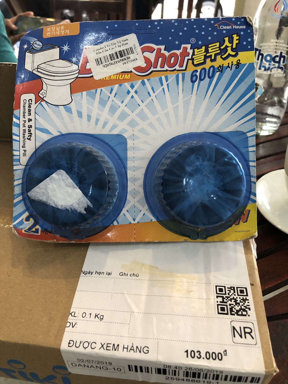 Mình mua hàng Tiki trading bấy lâu mà chưa bao giờ thất vọng như lúc này, xem thường khách hàng. Đóng hộp thì đẹp mà khi khui ra thì gớm thôi rồi. Tôi không biết nhân viên Tiki nghĩ gì khi mà cầm sản phẩm như vậy bỏ vào đóng hộp giao cho khách? Không có khách hàng thì không buôn bán gì được đâu nhé! Thân gửi!