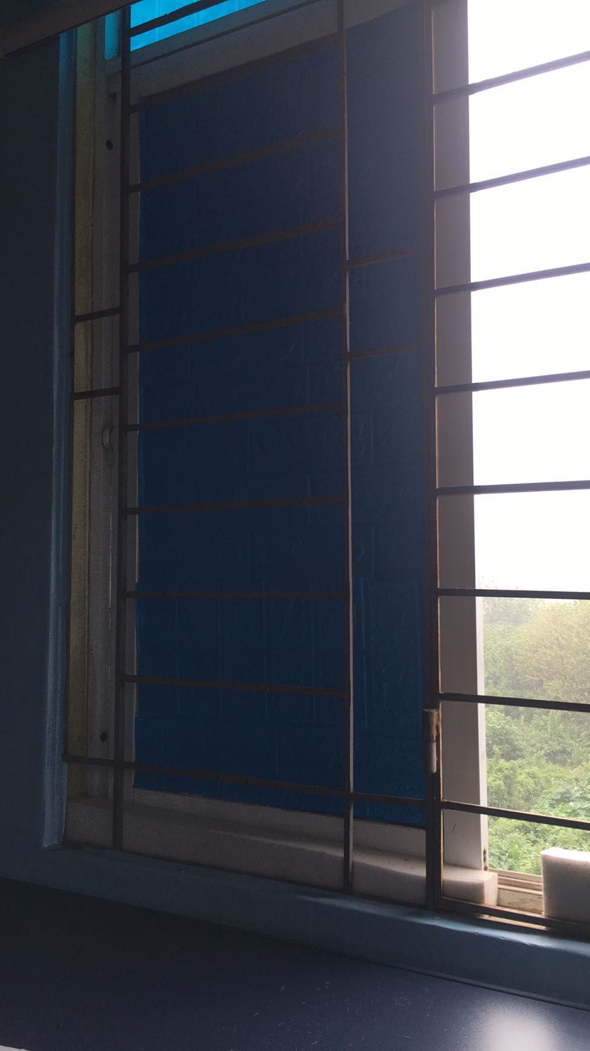 cản sáng thì cần phải đè 2 lớp mới đc, keo dính tùm lum dán khó hơn loại giấy dán tường, keo thừa ở giấy làm bẩn hết các vận dụng xung quanh nên dán xong phải vứt luôn cái giấy vào túi ninol. kinh nghiệm sương máu có đc sau khi trải nghiệm lần đầu.