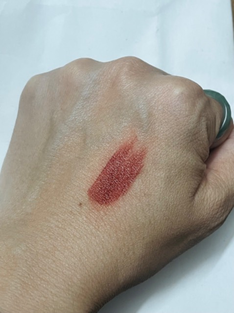 Son đặc, thơm mùi chocolate, màu đậm hơn hình một chút. Quệt thử lên tay thì có thể chùi bằng khăn giấy khô.