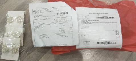 Giao hàng nhầm. Mình đặt vương miện mà lại nhận được kẹp tóc?!