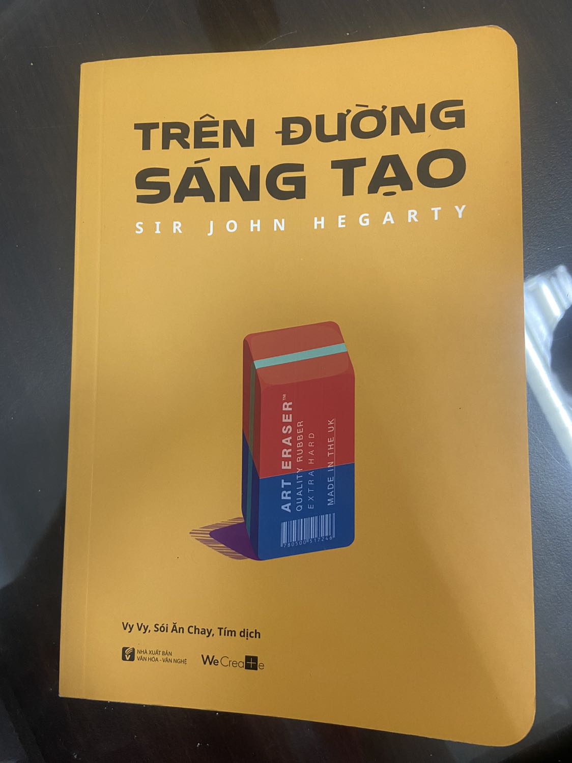 Sách giấy dày và được thiết kế rất đẹp mặt. Có xen lẫn những trang tiếng anh bản gốc. Nội dung về những trải nghiệm và triết lý của tác giả về nghiệp sáng tạo trong công ty quảng cáo. Sách phù hợp cho những bạn đang và có ý định làm tại agency hoặc marketer tại client. Đối với mình nó giống như 1 buổi chia sẻ về chuyện nghề nghiệp của tác giả và cũng đề cập một số tips cho những bạn làm nghề sáng tạo cả sáng tạo nội dung lẫn hình ảnh và còn mở rộng ra các lĩnh vực nghệ thuật khác. Rất đáng để tham khảo. Chúc mọi người mua được quyển sách phù hợp