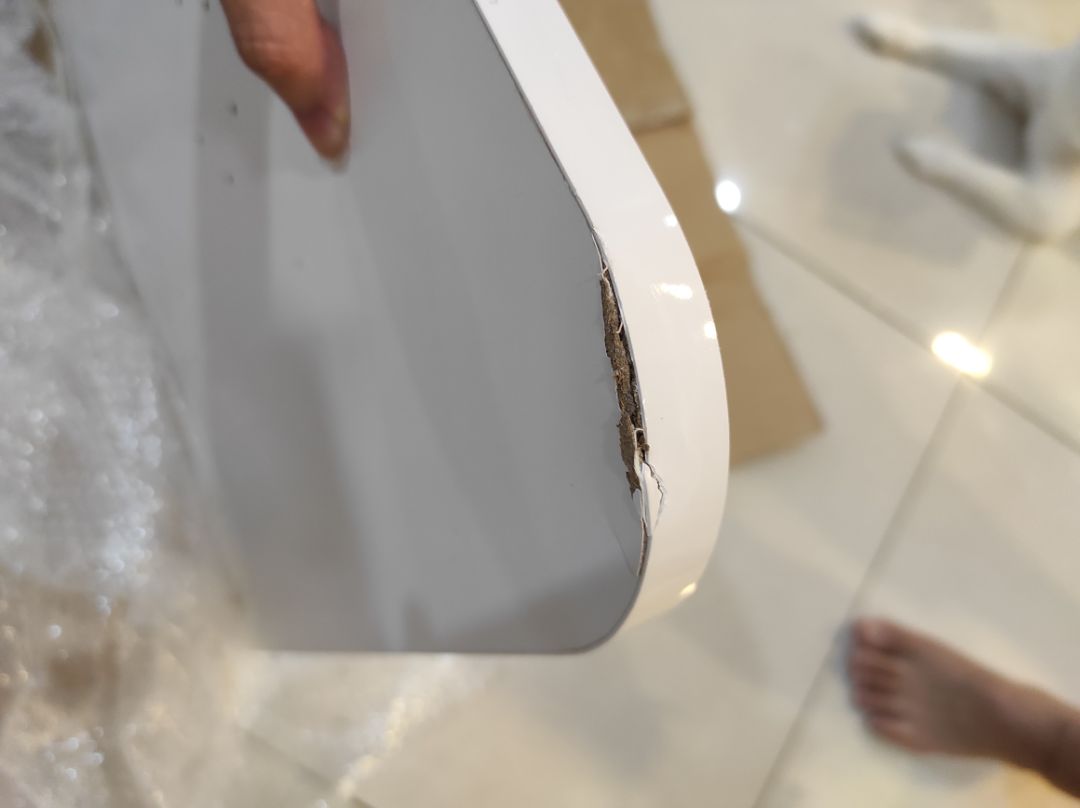 shop giao hàng bị lỗi, vừa hư, vừa cũ. Có 1 cái bàn  mà bị bể bết 3,4 chỗ. Mình đã có hảo ý nhắn tin để trao đổi với shop rồi mà hơn 24h rồi mà ko thèm seen hay phản hồi. đã dịch khó khăn rồi, khách mua đã thanh toán trước mà shop làm ăn ko có chút uy tín gì hết. mn nên cẩn thận với đánh giá trc đó vì ko có tính xác thực gì cả. mình sẽ báo cáo việc này lên tiki để xử lý cho công bằng.