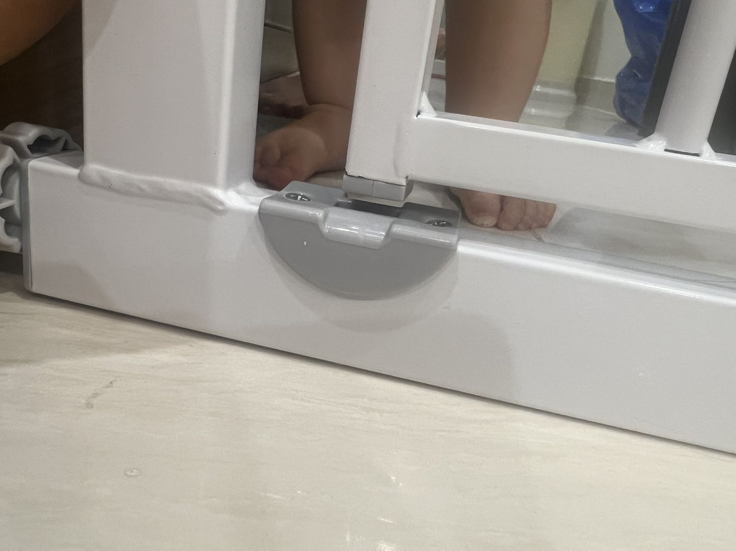 Shop xem giúp mình chân gài phía dưới đã hư