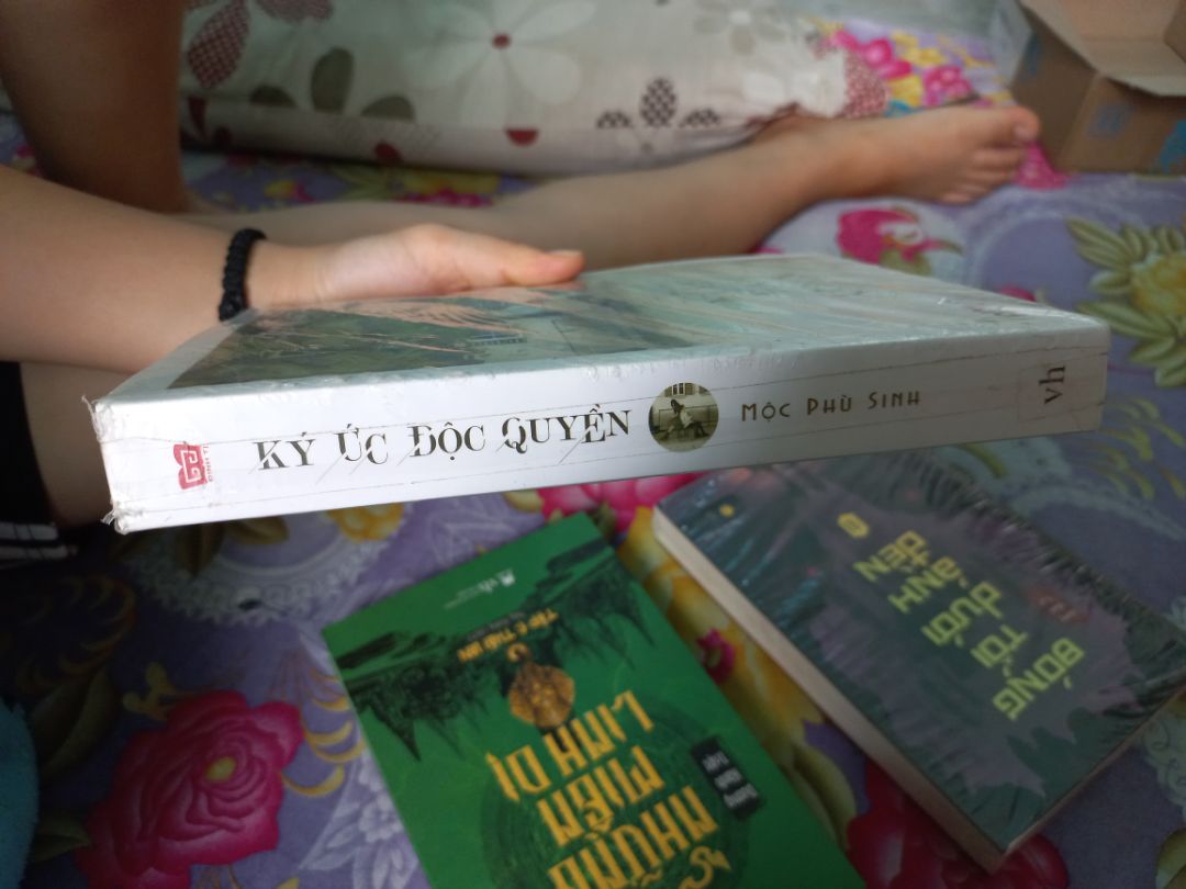 Bao bì rách, nhìn hơi cũ, sách bị dán băng keo. Nói chung lần này tiki giao hàng mình thấy không ưng ý lắm.