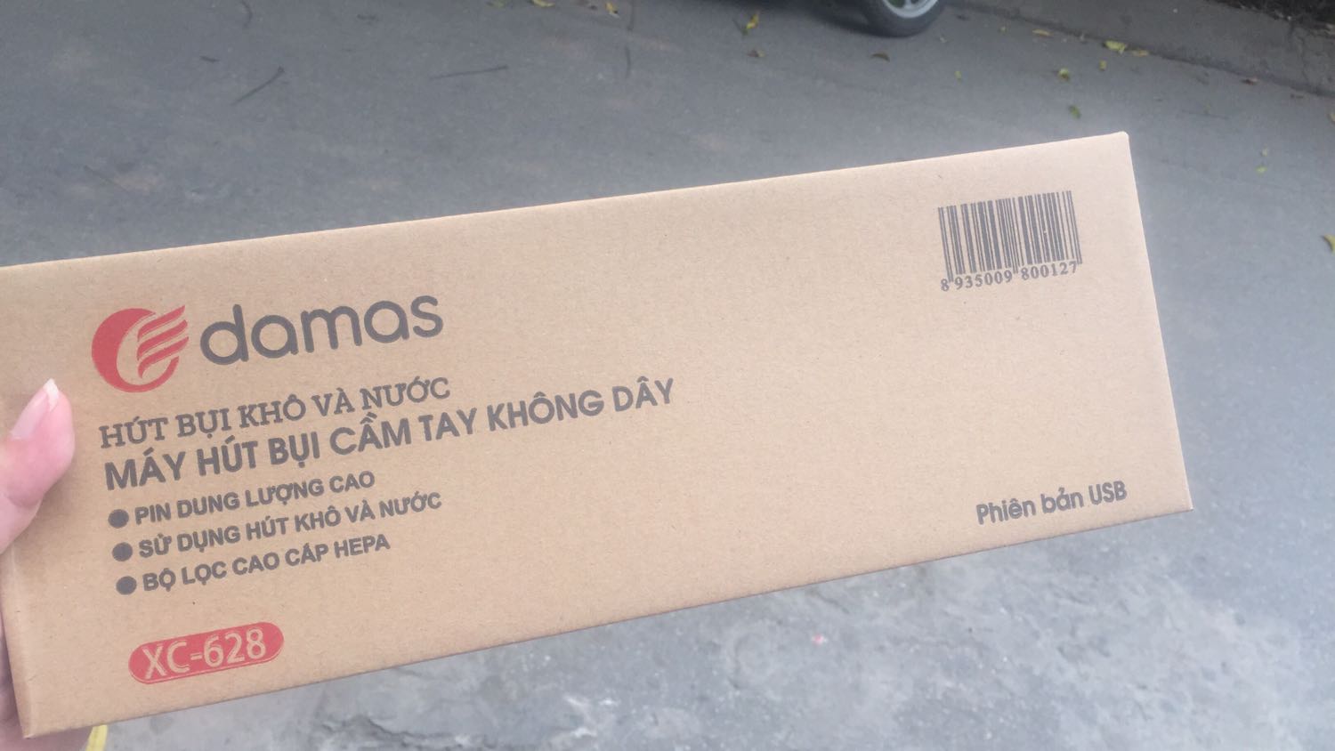 Mới vừa nhận hàng của shop xong á, đúng là Tiki now giao nhanh thật sự, chưa đến 2h đã gọi giao hàng ^^ Thấy loại máy hút bụi này trên thị trường nhiều người bán quá mà không có biết đâu là hàng real á, nhận hàng thì trước tiên đập zô mắt là backage sản phẩm rất tốt, hộp đựng chính hãng của Damas nhà bán, có đầy đủ hướng dẫn sử dụng tiếng Anh và tiếng Việt. Máy hút rất khỏe, được kèm khá nhiều đầu hút đi kèm sản phẩm, có thể hút được mấy cái chỗ nhỏ nhỏ như kiểu bán phím chuột hay mấy góc cửa sổ á ^^ À shop bảo hành điện tử thì phải, vì có thấy phiếu bảo hành sản phẩm đi kèm, quét mã QR zô là nhập thông tin kích hoạt bảo hành là xong, có giấy chăm sóc khách hàng nữa, quét mã QR là ra *** của shop. Công nhận là khâu chăm sóc khách hàng của shop làm rất tận tình, uy tín thật sự đó. Feedback cho shop 5* để nhiều người có thể nhìn được feedback của mình biết đến shop mua hàng chính hãng ạ