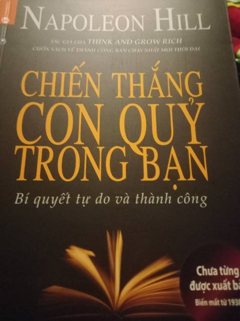Trời ơi. Cuốn sách đẹp nhất tôi từng có. Sao lại có thể rẻ và chất lượng thế ạ. Nhìn là muốn đọc ngay rồi. Sẽ ủng hộ shop nhiều. À nhưng mà sau khi đọc thì sách bị dính 2 3 trang lại với nhau phải tách ra bẩn cả sách. Nên tạm thời trừ 1 sao nhé ạ.