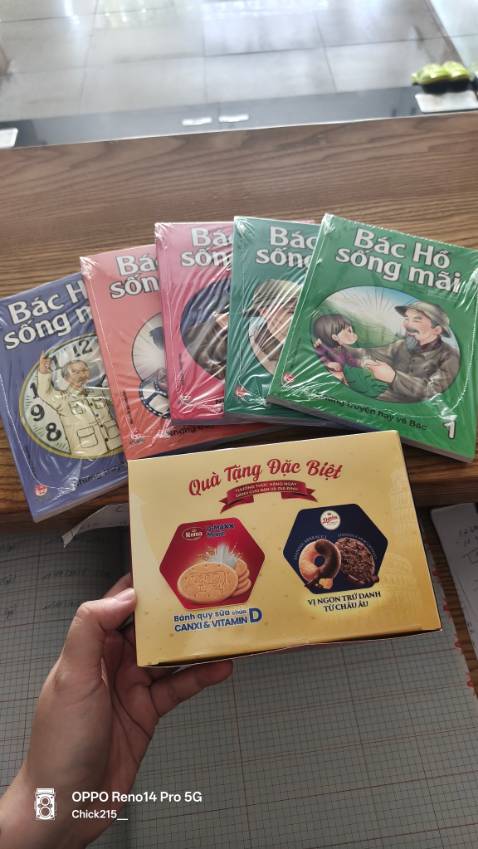 Giao hàng nhanh.
Đóng gói đẹp, kĩ lưỡng.
Đã vậy còn có quà đi kèm nữa. 
Bất ngờ ghê. Mà quà bánh cũng chất lượng.
Cảm ơn shop nhaaaaa.