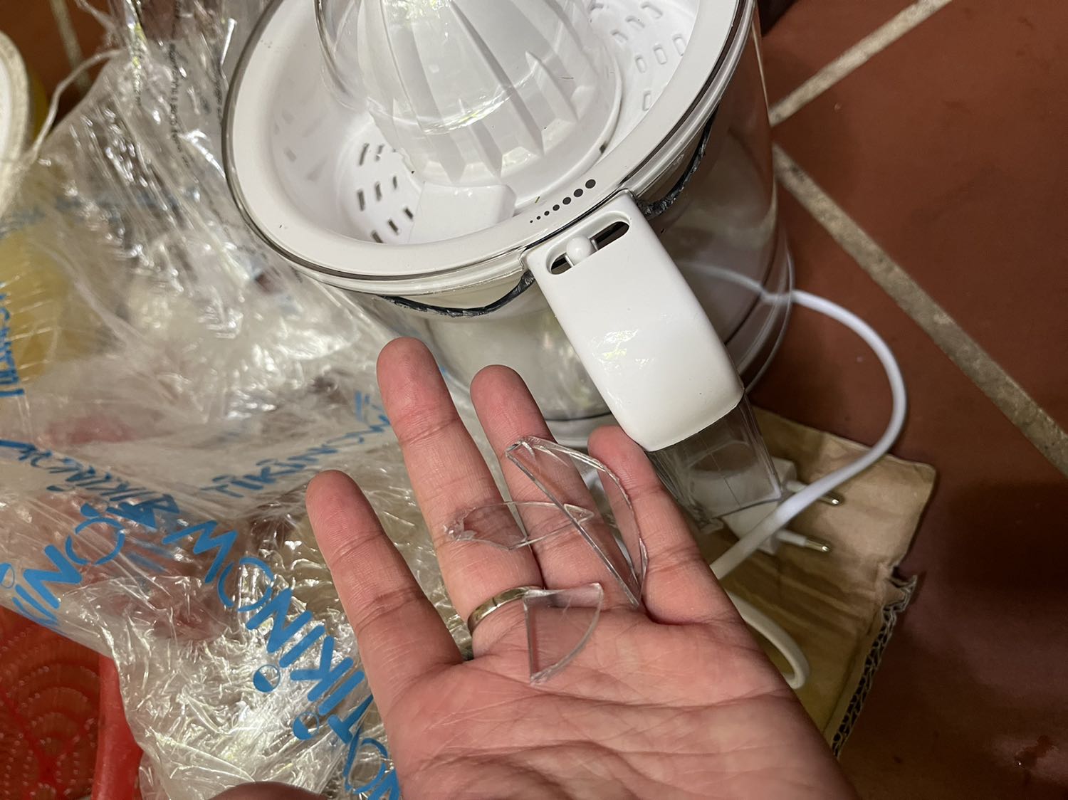 Hàng đóng gói không cẩn thận, sản phẩm bị vỡ