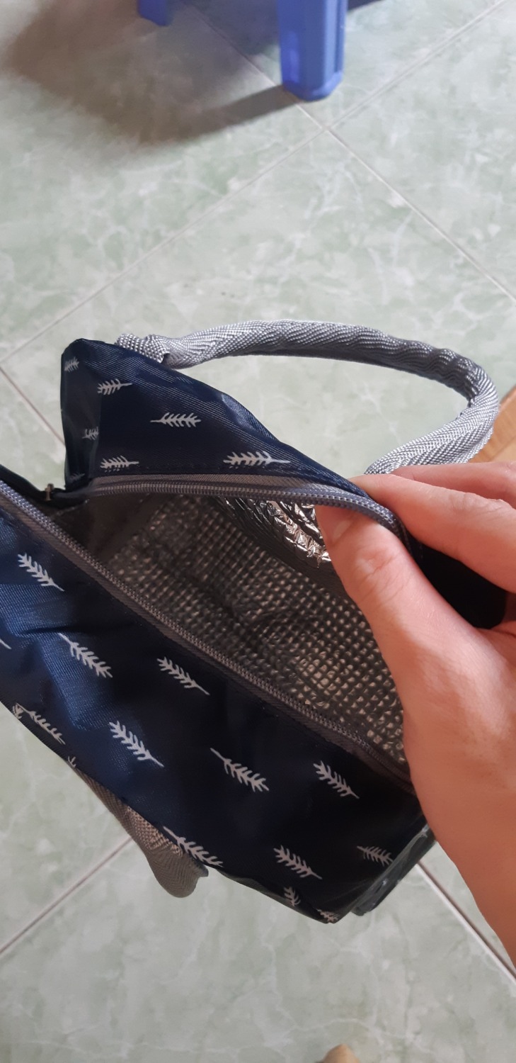 - mẫu mã đẹp, độ dày của lớp cách nhiệt khá mỏng, nên thời gian giữ nhiệt chỉ  khoảng 1h30-2h30.
- Không nên sử dụng cho loại hộp cơm làm từ thủy tinh. Túi mỏng lắm.
- Túi kín
- GIao hàng: thời gian giao hàng chưa hợp lý lắm. mình mua cùng lúc vs hộp cơm nhưng giao hai ngày khác nhau, khá phiền cho mình. Chưa kể mặt hàng này thuộc loại "tikinow".