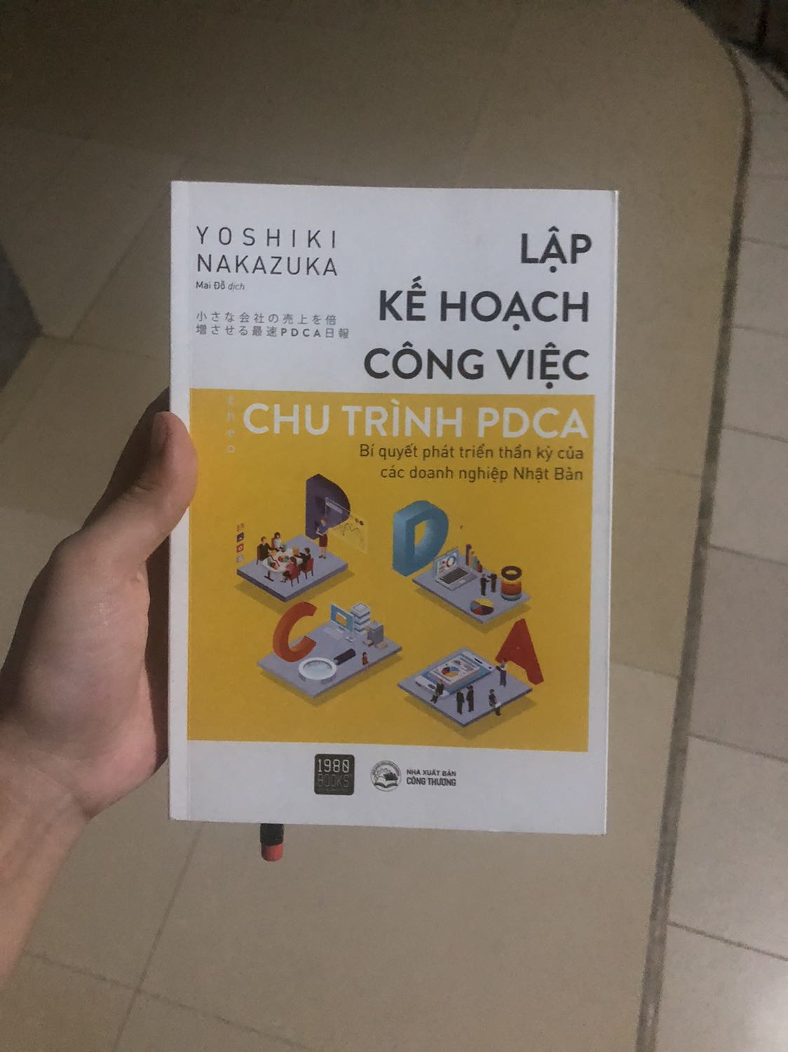 Sách sạch sẽ, không bị gãy hay cong. Đây là nội dung sách nói về việc lập kế hoạch một cách rất thực tiễn. Nó không phải là lý thuyết bước 1,2,3 như các dòng selfhelp nói về quản lý thời gian mà có template cụ thể, minh hoạ thực tiễn cho mọi người hình dùng lập kế hoạch và nên keep track thế nào. Cuối sách còn có cả kiến thức cơ bản nhất về tài chính như tỷ suất lợi nhuận hay chi phí biến đổi/cố định để giúp business onwers tại SMEs chủ động học và nắm bắt cho quá trình quản lý Dn của mình.