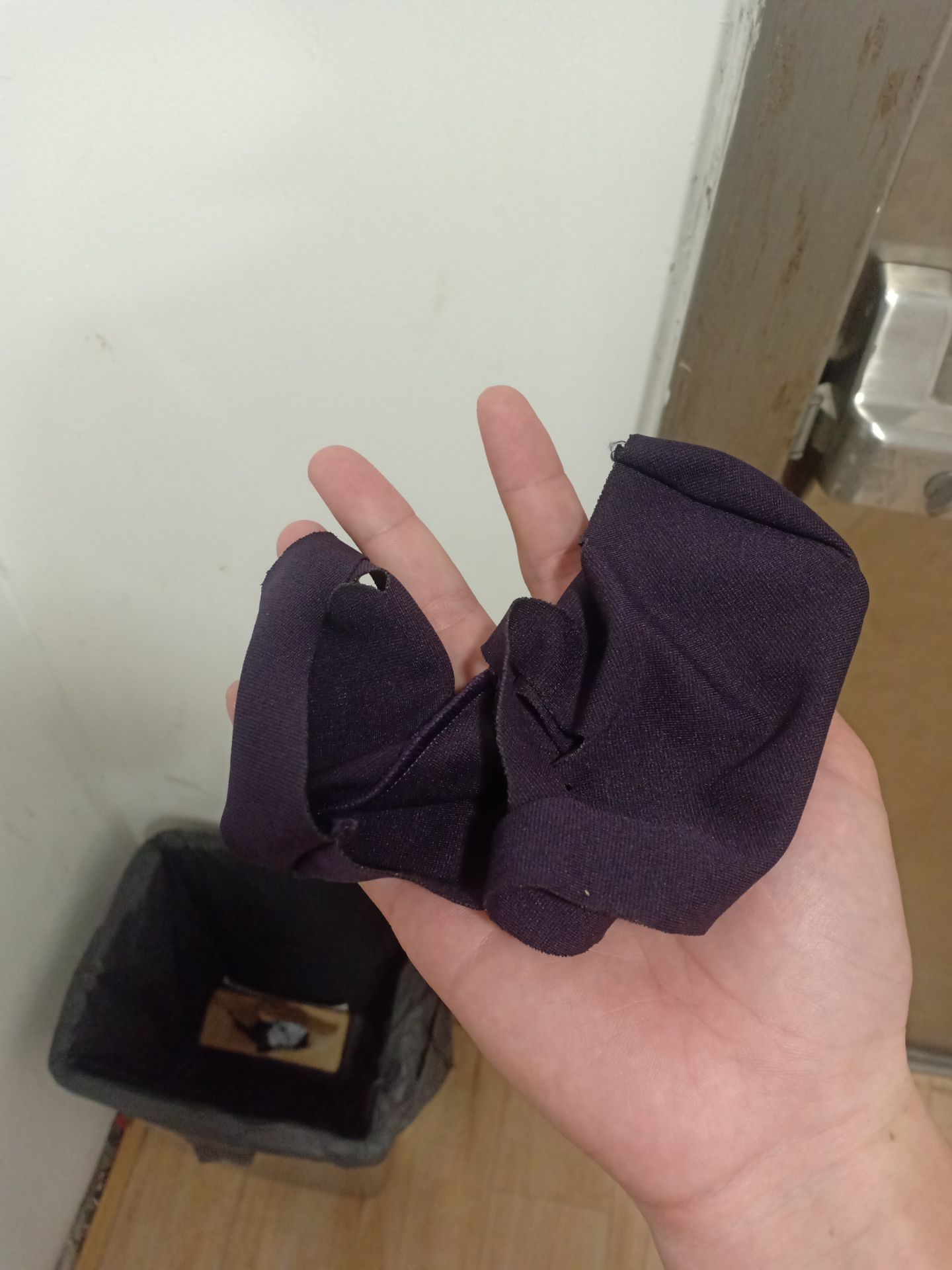 màu đen lại ra màu tím than không đúng mẫu vứt sọt rác