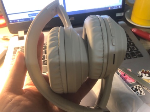 Giao hàng nhanh. Gói hàng cẩn thận.
Tai nghe bắt bluetooth laptop và điện thoại tốt. Đầy đủ phụ kiện sạc và đầu kết nối. Nên mua