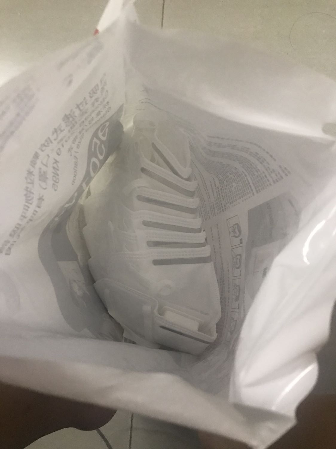 Không hài lòng, sản phẩm không như cam kết, không mới zin như đã nói, tem mở ra dán vô rất dễ dàng ko bị rách tem như các sản phẩm zin khác. Zip mở ra dễ dàng, không như khui hàng mới, bao bì cũ xài rồi, y như lấy râu ông này cấm càm bà kia. Và nhất là từng sản phẩm không được bộc lại từng cái để luôn tuồng chồng nhau rất không vừa mắt. Theo tôi biết 3M từng cái bộc riêng biệt nhau. Tôi muốn được hoàn tiền vì sản phẩm không như cam kết. Tôi không thích xài sản phẩm trong khi tôi nghi ngờ về chất lượng của nó. Yêu cầu Tiki xem lại Shop này về sự cam kết và chất lượng. Thanks nhiều