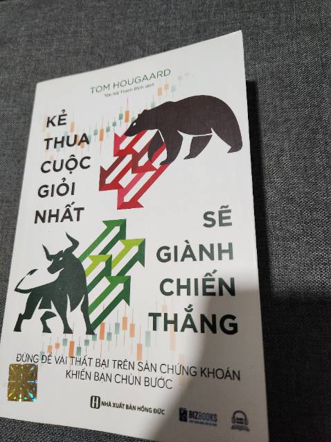 Sản phẩm cafe thật sự không ngon, vị sầu riêng khá...giả. Uống khi đang đọc quyển sách bên dưới càng tệ hơn