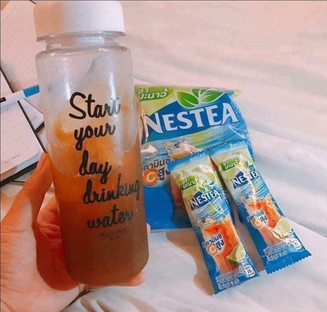 Bên cạnh các loại trả như lipton, trà dr thanh,… thì trà nestea cũng được rất nhiều người ưa thích. Em mình thích loại này dã man  mà mẹ mình đâu có cho mua. Mình cũng không dám á, tại không có tiền. NHưng cảm ơn TIki, nhờ có nhiều Game bên Tiki thì mình cũng có chút xu trong tài khoản. Thế là đặt liền một loạt các vị cho cu em. Sau vụ này mẹ mắng té tát, nhưng vì vị trà ngon chanh ngon quá nên mình bất chấp. Ha ha

Tên sản phẩm: Trà NESTEA vị Chanh 
 

Chất lượng sản phẩm:

Hàng TIki kiểu siêu phẩm á. Mặc dù chặc bọc chống sốc gì hết thế mà hộp vẫn vẹn nguyên. Không bị móp chút nào hết luôn á, điểm này khó mà sàn thương mại nào có được.

Màu hộp trà xanh mát khiến người ta thật thoải mái. Mặc dù mình không thích uống trà chanh lém, nhưng nhìn màu này là cứ gọi là hết nước chấm.

Thông Tin Chi Tiết
Thương hiệu

NESTEA

Xuất xứ thương hiệu

Thụy Sỹ

Kích thước

14 x 6 x 10.5 cm

Hạn sử dụng

12 tháng kể từ ngày sản xuất

Hướng dẫn bảo quản

Bảo quản nơi khô ráo, thoáng mát, tránh ánh sáng trực tiếp

Hướng dẫn sử dụng

Uống lạnh: Pha 1 gói 14 g với 100ml nước nóng hoặc lạnh, khuấy đều và thưởng thức. Uống nóng: Pha 1 gói 14 g với 100 ml nước nóng và thưởng thức.

Lưu ý

Sản phẩm có thể chứa lecithin đậu nành (may contain soya lecithin). Nên uống ngay sau khi pha chế. Không sử dụng cho người dị ứng với các thành phần của sản phẩm.

Xuất xứ

Việt Nam

Trọng lượng

0.25 kg, số lượng: 18 gói

Thành phần

Đường, maltodextrin, chất điều chỉnh độ chua (330, 332(ii)), trà tinh chế (1.1 %), hương chanh tổng hợp (có chứa lecithin đậu nành (containing soya lecithin)), muối, chất tạo ngọt tổng hợp 950, màu tổng hợp 150d và vitamin C.

Chất lượng dịch vụ:

Hàng giao chỉ sau hai ngày, nhanh dã man ha mọi người. Điểm trừ là anh Shipper ít có ác, giao vào giữa trưa trong lúc mình đang say giấc nồng. Nhưng cũng không thể trách anh được, vì ba đồng lẻ tẻ mà anh kiếm bất chất ngày hay đêm. Thương hen cả nhà! NHưng mong buổi trưa thì anh nên ghé vào quán cơm nào đó ăn cơm xong chợp mắt chieuf dậy cho tỉnh táo.

Tikitrading thì quá đỉnh rồi. Dịch vụ bên này kiểu miễn bàn luận luôn á!

 

Trải nghiệm thực tế:

Trà nestea là một sản phẩm của công ty Nestle Việt nam. Trà nestea được làm từ nguyên liệu là những lá trà tươi ngon nhất, đã qua sàng lọc, sấy khô, sản phẩm giữ lại hương vị tinh túy nhất, mang lại hương vị thơm ngon, hấp dẫn ngay khi thưởng thức. Đây là sản phẩm chất lượng cao và hợp vệ sinh, được sản xuất theo công nghệ hiện đại, không sử dụng các chất hóa học, chất gây hại cho sức khỏe, nên bạn hoàn toàn yên tâm sử dụng. Đặc biệt hơn với vị chanh chua nhẹ, dễ uống, có thể kết hợp đá lạnh để làm món giải khát tuyệt vời trong những ngày hè.

Trà Nestea được đóng hộp với nhiều gói nhỏ dạng bột hòa tan, tiện lợi khi pha chế. Thành phần trong trà nestea vị chanh là một sự kết hợp hoàn hảo của tinh chất từ lá trà tự nhiên và hương vị thơm ngon tuyệt vời từ chanh nhằm mang đến cho bạn sự tươi mát, giải nhiệt sảng khoái và căng tràn sức sống. NESTEA Trà vị chanh có khả năng tan dễ dàng ngay trong nước lạnh. Với thiết kế hộp giấy bảo vệ môi trường, gói nhỏ gọn, vị hoàn chỉnh, cắt xé, pha chế dễ dàng và nhanh chóng giúp bạn có thể mang theo bên mình bất cứ lúc nào ở bất cứ nơi đâu dù đi làm, đi chơi hay đi học. Trà vị chanh NESTEA sẽ giúp bạn giải khát tức thì, cung cấp thêm năng lượng, cung cấp nước và là nguồn bổ sung vitamin C nhằm tăng cường sức đề kháng cho cơ thể, bảo vệ tế bào khỏi tác hại của các gốc tự do.

Hương vị mà trà chanh mà mình cảm nhận hơi chua chua, chan chat, ngon lém mà không phải gu mình Nhưng mình thường ăn bột của nó á, thề ăn lúc chưa hào tan nó ngon dã man. EM mình thường hay phàn nàn không đồng ý cho mình ăn dạng vậy. Hu hu

Thức uống này đã mang đến cho mình những trải nghiệm thú vị nào?

Bạn có biết một tác dụng vô cùng đặc biệt của trà chanh ngoài việc giải khát là giảm béo không? Vô cùng lạ phải không> Trong 1 gói trà nestea hương chanh chỉ có chứa khoảng 55 calo, thấp hơn rất nhiều so với lượng calo mà cơ thể cần cho 1 bữa. Do đó, việc uống trà nestea hoàn toàn có thể giúp bạn giảm cân. Hơn nữa, trà nestea được sản xuất từ lá trà tự nhiên, hòa quyện với chiết xuất chanh tươi giúp thanh nhiệt hiệu quả, bổ sung vitamin C tăng sức đề kháng cho cơ thể, giúp mịn da đẹp dáng.

Tuy nhiên, với điều kiện là các bạn cần phải sử dụng chúng một cách hợp lý. Bởi nếu nếu bạn uống quá nhiều, cùng với việc ăn uống không điều độ có thể khiến cơ thể dư thừa calo. Hơn nữa, trong trà nestea cũng chứa khá nhiều đường, lượng đường khi nạp vào cơ thể sẽ chuyển hóa thành năng lượng. Lúc này, lượng calo nếu không được đốt cháy hết sẽ tích tụ lại thành mỡ thừa và khiến bạn tăng cân.

Nói tóm lại việc uống trà nestea có giảm cân không? còn tùy thuộc vào số lượng mà bạn sử dụng. Do đó, nếu bạn đang trong quá trình ăn kiêng để giảm cân cần sử dụng trà nestea một cách hợp lý. Đồng thời, kết hợp cho mình một chế độ ăn uống và tập luyện khoa học để giúp cho việc giảm cân đạt hiệu quả tốt nhất.

Ngoài ra, khi bạn sử dụng trà nestea còn giúp bạn giải khát tức thì, cung cấp thêm năng lượng, cung cấp nước, bảo vệ tế bào khỏi tác hại của các gốc tự do. Nhưng khi sử dụng, các bạn cần lưu ý đối tượng sử dụng sản phẩm này chỉ sử dụng cho trẻ trên 3 tuổi và người lớn. Theo đó, với trẻ em từ 3 tuổi trở lên ngày chỉ uống từ 1- 2 gói và người lớn là từ 2 – 4 gói. Sản phẩm khi đã pha chỉ sử dụng trong ngày.

Chấm điểm:

Dịch vụ: 10/10

Sản phẩm: 10/10

Trà chanh quả là thức uống quen thuộc nhưng lại khiến cho bất kể ai đều có thể say đắm, ngoại trừ mình….Cảm ơn TIki đã mang đến một sản phẩm thú vị đến như vậy!