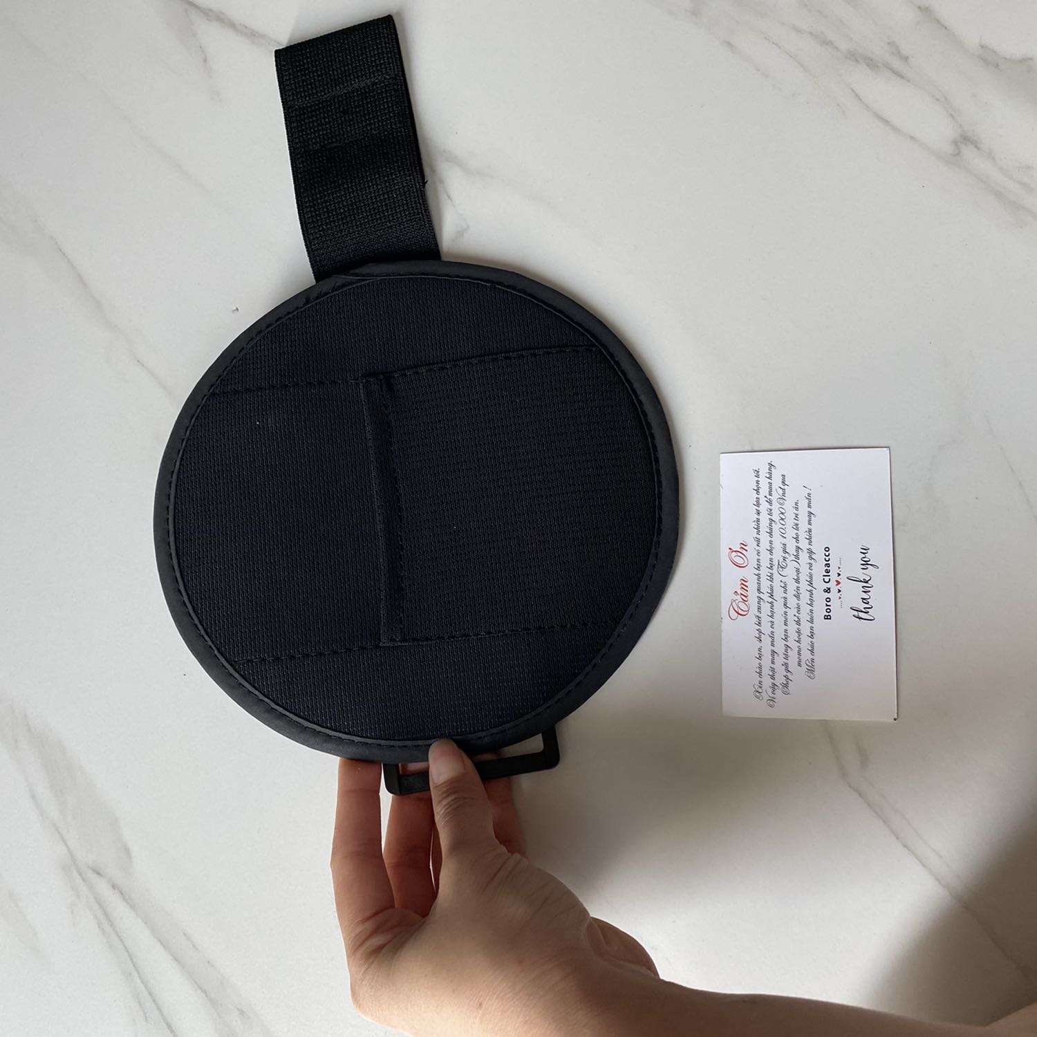 Tiki giao nhanh, đường may chắc chắn, vải đều màu, dây kéo mượt, chất liệu tốt, có 2 ngăn bên trong, đựng vừa đt to. ??????