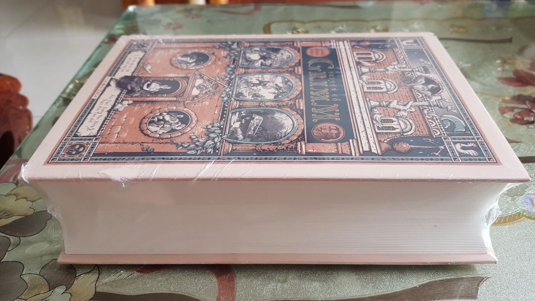 Thất vọng toàn tập, háo hức mong đợi. Đóng hộp rất đẹp nhưng không bao giờ bảo vệ góc, gãy ngay góc bìa. Mua để sưu tầm mà thất vọng thực sự. Tiki ko bao giờ bảo vệ góc như Fahasa làm hại cả Đông A, mỗi lần khui là hồi hộp. Muốn được đổi ngay, vì chọn giao nhanh.