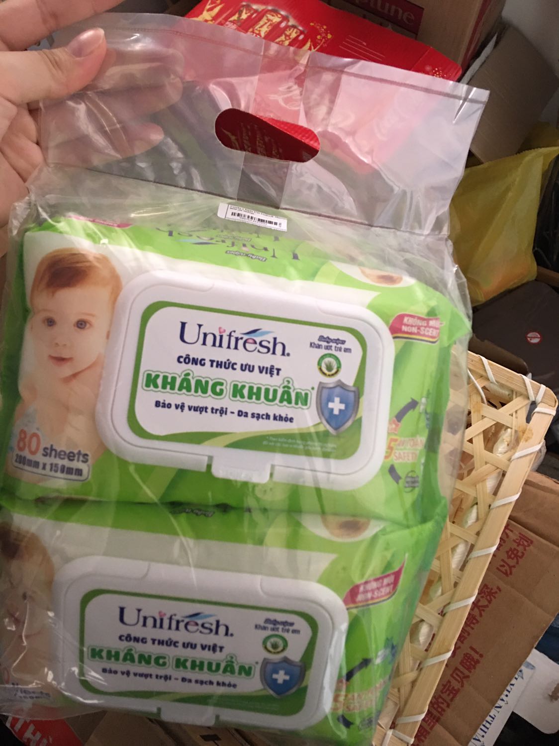 Giấy khá ướt. Mỗi lần rút ra toàn ra 2-3 tờ 1 lúc nên hơi phí. Khăn có mùi nhẹ chứ k bị thơm quá. Giá combo này là rẻ so vs mọi loại khăn ướt khác. Mình mua để lau bàn nên sp này rất ok. Còn để lau cho em bé thì mình nghĩ nên sử dụng loại đắt hơn cho an toàn